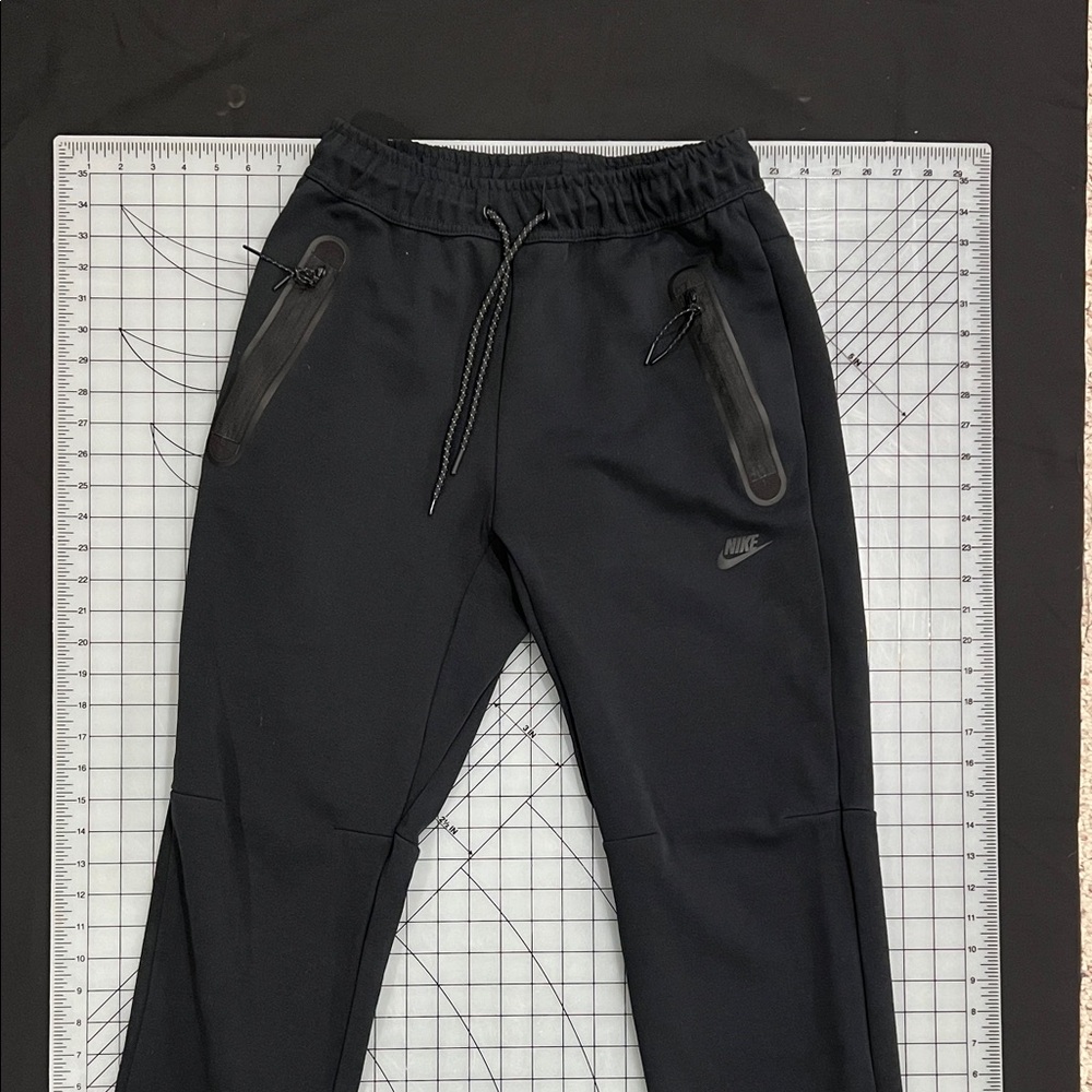 Nike Men's black Sweatpants with Zipper Pockets